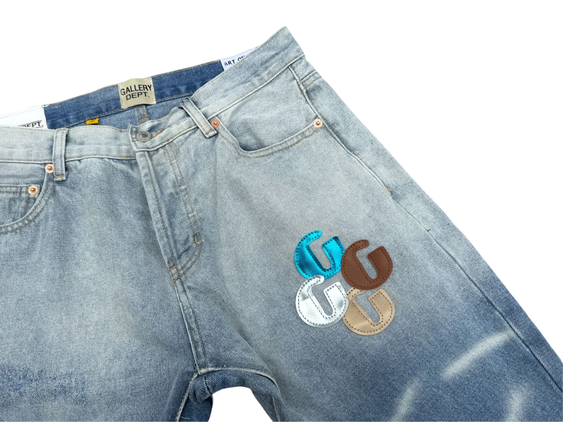 P240💰G66 GALLERY DEPT. Denim spliced ​​with all-over printed leather ripped bell-bottoms, washed and distressed jeans. GALLERY is attracted by these bell-bottoms. Whether it is a reset of Carhartt or Levis, it has created a strong brand style. Since these pants are modified from rare vintage, the production capacity is limited. Therefore, after many icons wore them, these pants were once hard to find. Later, perhaps due to the improvement of GD's business in the past two years and the expansion of production lines, the brand itself lowered the price, so I can't wait any longer for these pants this year and will definitely buy them. During the process of the denim washing plant, the owner of the washing plant helped introduce a boss who had worked for Levi's foundry and started his own business. This also paved the way for the following styles. Therefore, Levi's remodeled single product for the base plate is really familiar. Whether it is the fabrics supplied or the lathes used in production, there is nothing to choose from. -Color: blue -Size: S-XXL (corresponding to 28-36)